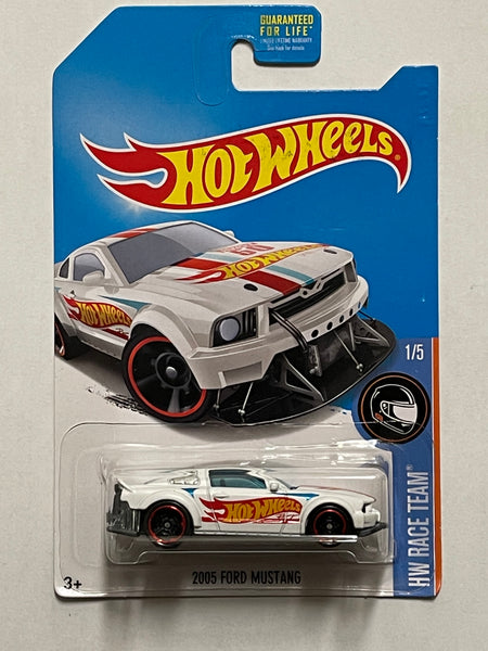 HOTWHEELS 2005 FORD MUSTANG